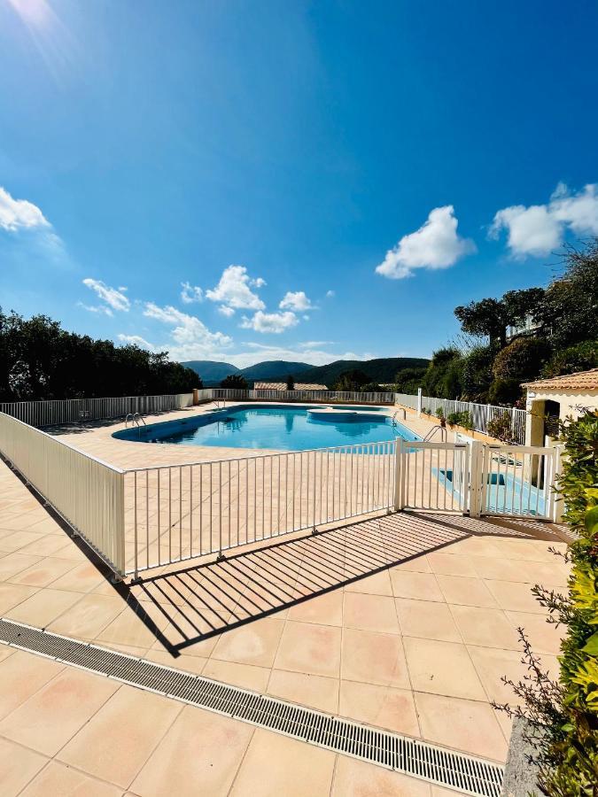 Superbe T2 Avec Vue Mer Et Piscine La Croix-Valmer Esterno foto